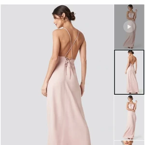 BALKLÄNNING oanvänd - Slutsåld balklänning från nakd, modellen bär färg ljusrosa produkten som säljs är ljus beige/äggskalsvit! Aldrig använd prislapp kvar