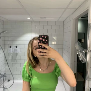 Grön topp zara - Så fin grön topp från zara strl m men sitter som s tycker jag. 120kr+frakt