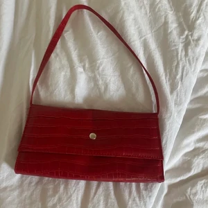 Handväska  - Säljer en jätte söt handväska i en röd fin färg!❤️