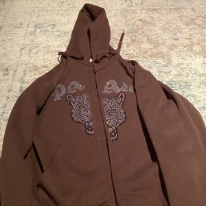 Paaw hoodie!!❤️ - En pawhoodie som tyvärr inte kommer till användning 💘 använd två gånger och har aldrig tvättat⭐️ ganska stor i storleken‼️ köp direkt för 600
