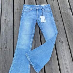 Utsvängda jeans i 152, aldrig använda och har kvar pris lappen, 
