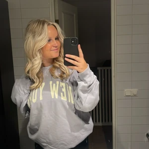 Brandy melville sweatshirt  - Jättefin oversized sweatshirt från brandy Melville. Använt några gånger. Ordinarie pris 600kr💕