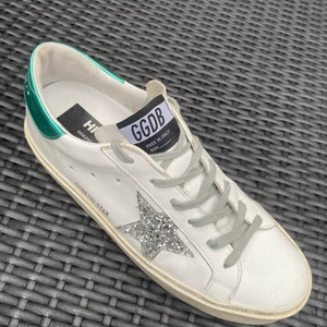 Golden Goose skor - Hej! Nu var det dags för mig att sälja mina äkta golden goose skor pga köpte fel storlek så de kommer ej till användning. Har används ca 10 gånger. Köptes för 4499kr. Kartong och dust bag finns kvar. Skriv om ni har några frågor eller vill ha fler bilder.