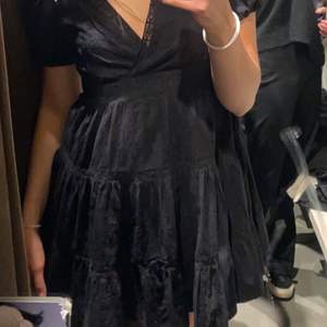 Svart kortärmad klänning med spetsdetaljer från Zara. Bara använd på en skolavslutning så i nyskick!😆Nypris 399