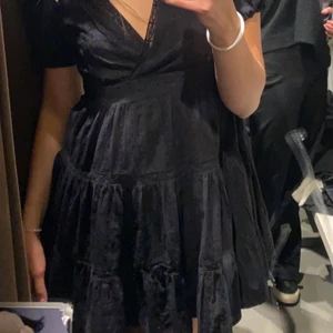 Svart kortärmad klänning! - Svart kortärmad klänning med spetsdetaljer från Zara. Bara använd på en skolavslutning så i nyskick!😆Nypris 399