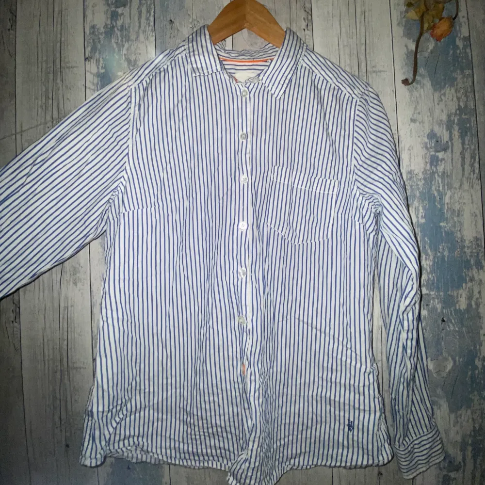 Skjorta från märket ”lindex” i färgerna blått och vitt. Utmärkt skick och i storlek 40❤️❤️. Skjortor.