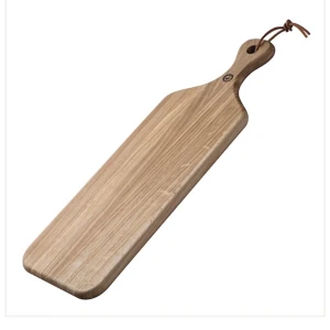 Anders Petter skärbräda  - Helt oanvänd skärbräda i trä/ek. Lappen är fortfarande kvar. Måtten är 52x17x1,9 cm. Den är så fin men har för många skärbrädor. Nypris 450 kr