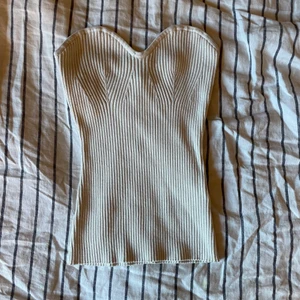 HM TOPP - Säljer nu min oanvända Hm korsett liknande topp. Den är aldrig använd utan bara testad. Den är i strl s men den skulle lätt kunnat passa en M och en Xs. Tröjan är köpt för 199 och är i superbra skick!