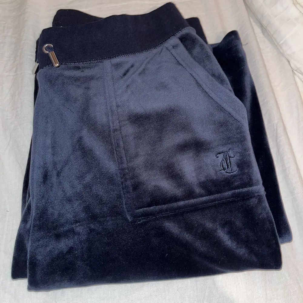 Juicy Couture Byxor i Marinblå, ENDAST PROVADE 💙 Så de är som nya! Storlek M men passar XS och S bättre 💙 Säljer pga inte min färg . Jeans & Byxor.
