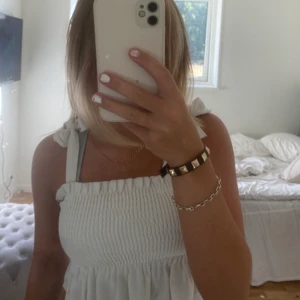 Topp - Säljer min jättesöta topp då den inte kommer tillandavänding är i st xs och passar även det,banden kan man knyta själva och välja längd på dom toppen i säg är i jätte bra sjivk m.m som ny🤩