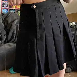 Säljer en jätte fina svart kjol från H&M! Sitter jätte bra med en knapp och dragkedja på sidan för att hålla ihop den🦖 nästan oanvänd så är i fint skik🐉 ⚠️ PÄLJSDJUR I HEMMET⚠️  Jag står ej för postens slarv !   