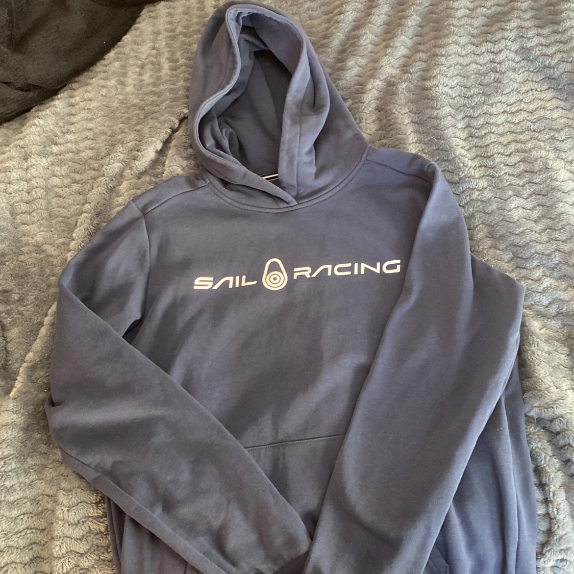 En marinblå sail racing hoodie