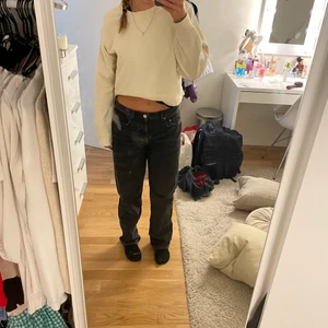 Intressekoll på dess snygga mid waist zara jeans  - Säljer dessa snygga grå/svarta zara jeans. I mycket bra skick. Säljer pga att dom är för stora för mig. I storlek 38 men passar mig som vanligtvis har 36💗