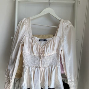 Blus/tröja  - Blus/tröja i siden material från boohoo. Använd 1 gång. Storlek 38/M. 50kr. 
