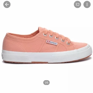 Superga  - Skit snygga, coola supergod som är anstånds typ 2 gånger :))