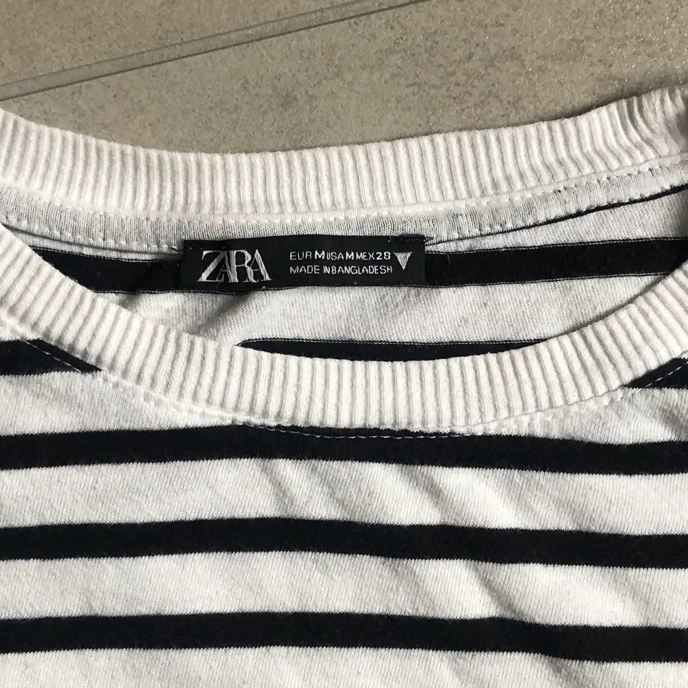 Säljer även denna svart vit randiga tröja från zara. Stl: M men passar även S. Köparen står för frakten!. T-shirts.