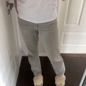 gråa weekday jeans - Mid waist jeans från Weekday. Superfin grå färg, skickar spårbar frakt💗