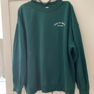  Sweatshirt  - En jättesnygg mörk sweatshirt i storlek L. På mig sitter den oversize. Säljer då jag inte använder den längre pga att jag har ändrat min stil. Den är köpt på H&M sen innan på dam avdelningen. Köpt för cirka 250kr och mitt pris 100kr plus frakt 💘💘
