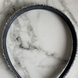 Silver diadem  - Super fint silvrigt diadem som jag tyvärr inte kommer till användning därav säljs det💕 