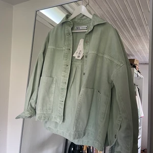Grön jacka  - Superfin jacka från Zara. Lappen kvar!! Många som vill köpa direkt, kör budgivning fram till måndag eller köp direkt för 500kr då väldigt MÅNGA är intresserade 