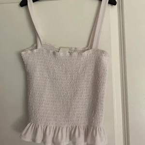 Vit topp -  Säljer ett  jättesöt fint linne i vitt! Storlek m men är som en s🤍🤍