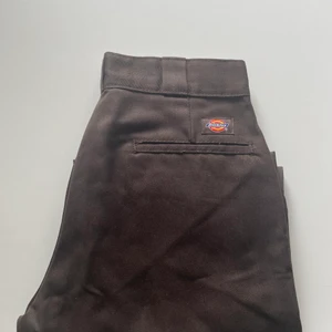 Dickies byxor  - Säljer dessa bruna dickies byxor som är helt oanvända. Högmidjade i storlek 30x30. Säljer för 200+ frakt eller köp direkt för 300 kr.