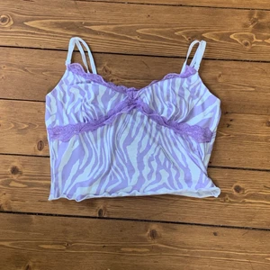Jättefin lila zebra topp💜 - Fin lila topp med zebra mönster.💜 Aldrig använd och är i bra skick!