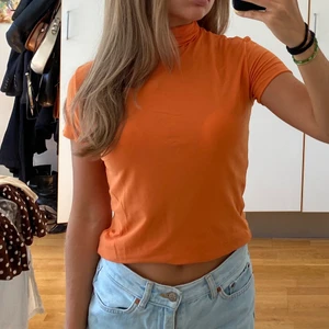 Orange 🔝 - Säljer denna oranga tröjan i mesh tyg. Så snygg och nice passform. 