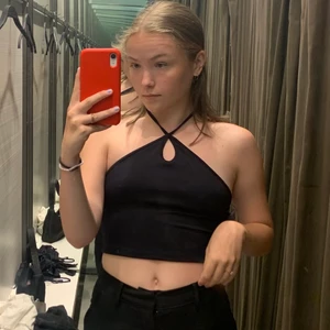 Top zara - Säljer en fin topp från zara som knappt är använd!! Är i storlek M men skulle säga passar S/XS också💕 Frakt tillkommer