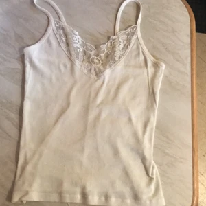 Vitt spets linne - Fint vitt linne!  Skulle säga storlek S. Liite genomskinlig om man har svart bh under :)  