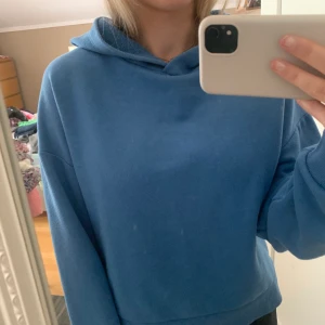 Fin blå hoodie  - Blå sweatshirt med luva från pull&bear. Sparsamt använd och storleken är i S💙 väldigt fin men kommer inte till användning. Hör av er för frågor eller annat