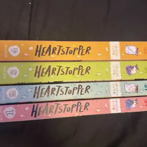 alla 4 heartstopper böckerna, köpte en för 200kr, 150& styck 40kr för en bok för frakten 