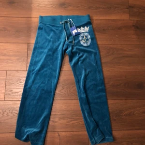 Vintage Juicy Couture - Skitballa äkta vintage juicy couture byxor i storlek M men sitter mer som S (som de andra jag säljer) Inga defekter vad jag kan se och alla glitterstenar är intakta! Säljer pga lite för korta för mig:)) 