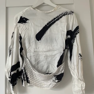 Satinblus  - Säljer en svartvit satinblus från mango i stolek S. Pris: 250. 