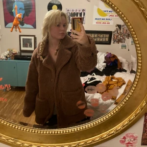 Mysig jacka  - Super mysig lurvig jacka från monki. Jätte varm och skön. Passar jätte bra som höst och vinter jacka. Skriv privat för fler frågor/bilder! Köparen står för frakten<3