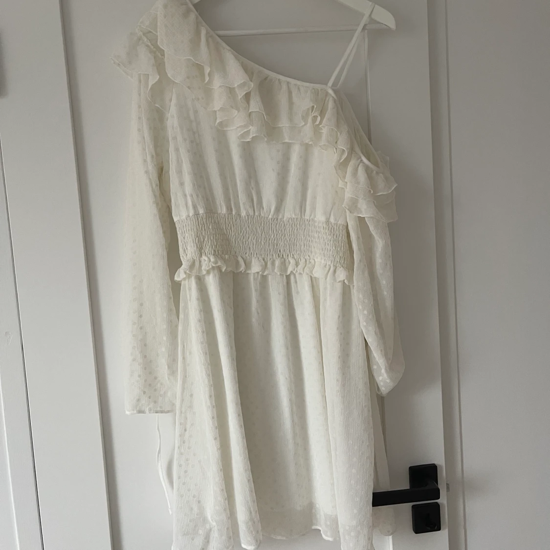 Off-shoulder klänning 