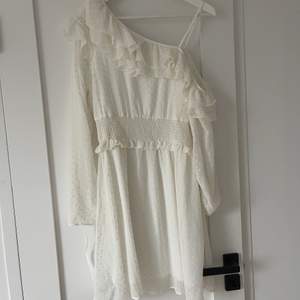 Säljer en superfin off-shoulder klänning i vitt chiffon material från H&M i storlek 38. Pris: 299 kr.