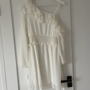 Off-shoulder klänning  - Säljer en superfin off-shoulder klänning i vitt chiffon material från H&M i storlek 38. Pris: 299 kr.