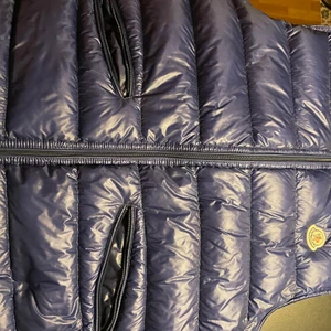 Moncler gui väst - Moncler väst i blå Använd fåtal gånger och är i bra skick. Kvitto går säkert att hitta.