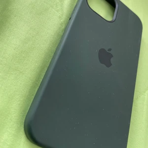 iPhone skal - Köpte för några månader sedan. Är i nyskick. Passar iPhone 12 PRO. Mörkgrön.