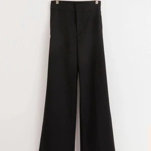 Vid byxa - Vid byxa från Lindex. Modellen är ”Lykke vid byxa med hög midja” i färgen svart. Använd 1 gång, bra skick. 