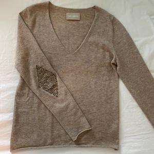 Zadig och Voltaire stickad  - säljer min Zadig&Voltaire stickade tröja i 95% ull och 5% Kashmir! Storlek M passar oxå S. Super fint skick nästan aldrig använd💕