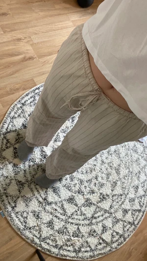 Linne brallor M - Ett par linne brallor från h&m❤️ köptes för 149kr och säljer de för 100 + 36kr frakt ❤️ vid köp så pratar ni med mig så löser vi med swish❤️