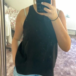 svart topp  - söt svart topp med en slits i ryggen (se bild 2) 💕💕 från bikbok i storlek S 