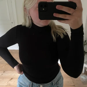 Långärmad tröja - Svart långärmad tröja från Gina tricot 