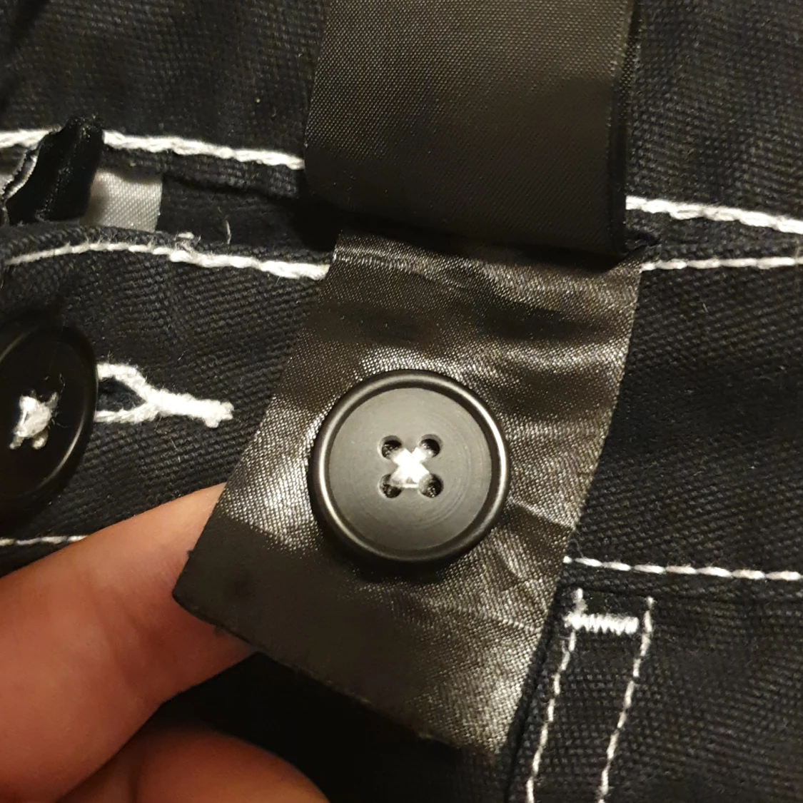 svarta byxor med vitt stygn  - 91