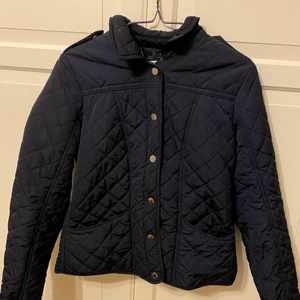 STHLM jacka - Jackan är i nyskick! Inköpt på MQ Marinblå. Strl S men passar även XS