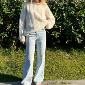 Långa jeans  - !!!! Super fina jeans som är sparsamt använda! Från &otherstories i storlek 26 och jag är 170cm 💛💛