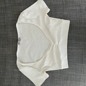 Vit zara croptop - En vit croptop från zara i storlek S. Köpt sommaren 2021 och använd 3 gånger. Bra skick. Du står för frakt.