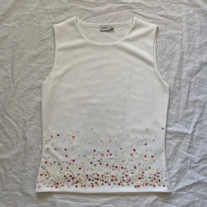 Söt festtopp  - snygg topp med paljetter nertill, från inwear. Storlek M på lapp men passar S också. Köparen står för frakt. 🌟